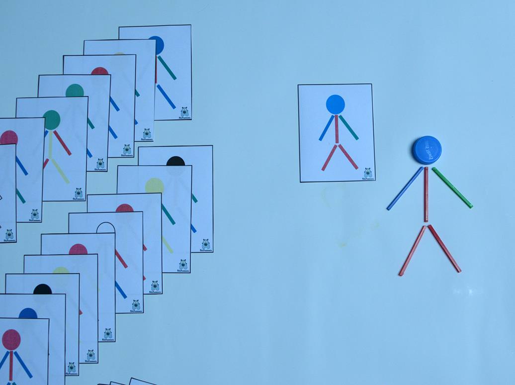 Układamy patyczki i nakrętki